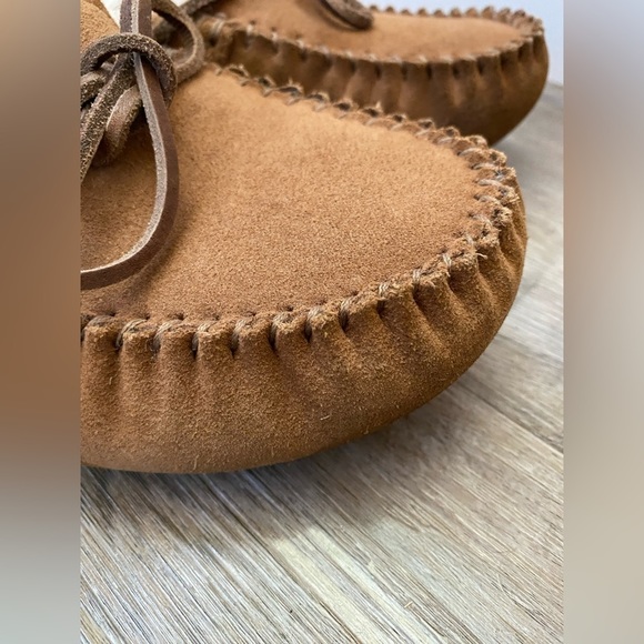 UGG DAKOTA MOCCASIN SLIPPERS
SIZE 5 - Picture 7 of 9